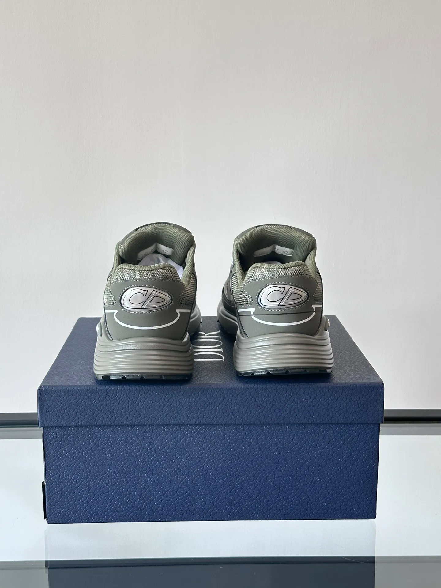 p400《Dio*》Dior B30 series sports shoes, multi-color mesh fabric and multi-color technical fabrics, this season's new B30 low-top sports shoes are one of the flagship styles of the series. Crafted from multicolor mesh and technical fabrics, it's finished with a reflective "CD30" graphic and silver-toned "DIOR B30" and "CD30" logos on the heel and tongue. An extra-light, sculpted rubber sole with signature accents adds style, while internal stretch details create ideal comfort. It can be matched with various casual styles to show a fashionable and modern sports style. Size: 38-44 (45-46 customized)